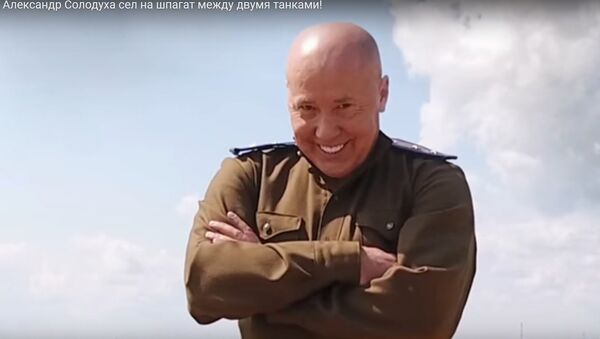 Александр Солодуха сел на шпагат между двумя танками - Sputnik Беларусь