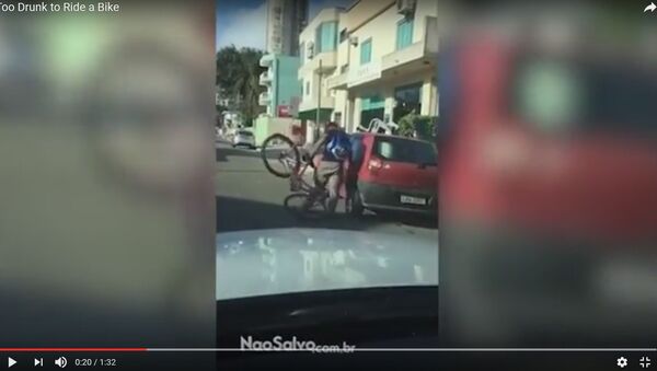 Видеофакт: пьяный велосипедист протаранил машину в Бразилии - Sputnik Беларусь