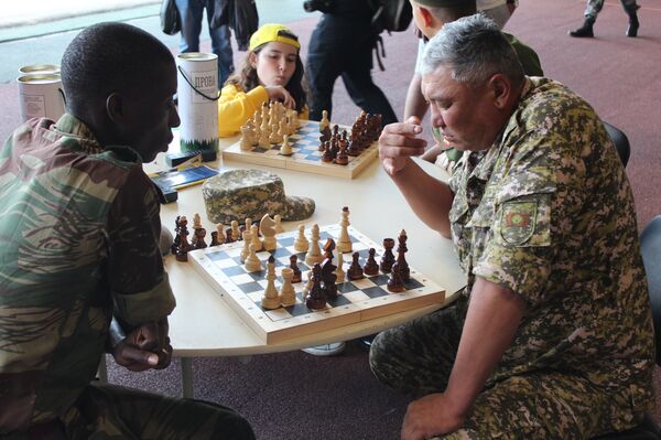 Военнослужащие из Зимбабве и Кыргызстана играют в шахматы - Sputnik Беларусь