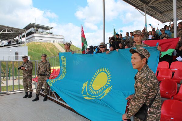 Болельщики из Казахстана развернули национальный флаг - Sputnik Беларусь