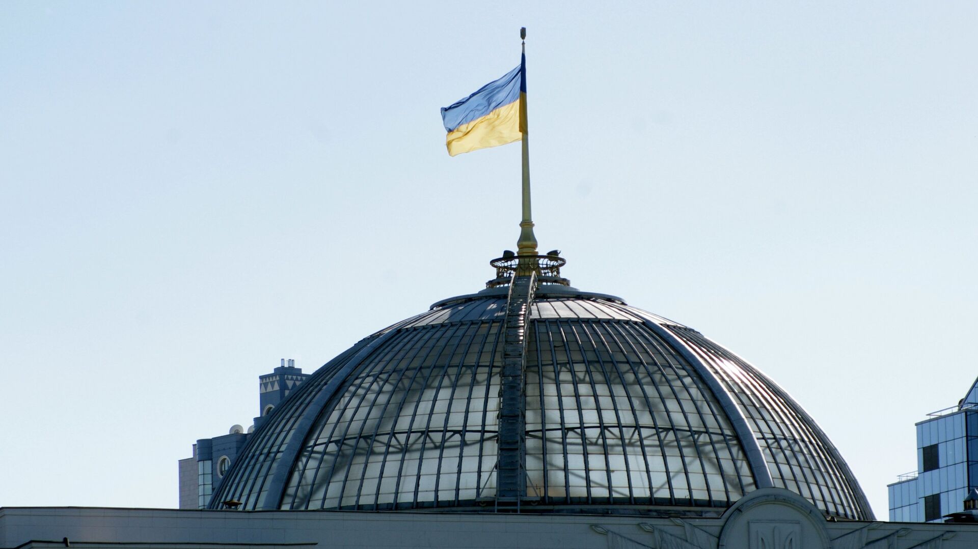 Флаг на крыше Верховной Рады Украины в Киеве - Sputnik Беларусь, 1920, 15.01.2023