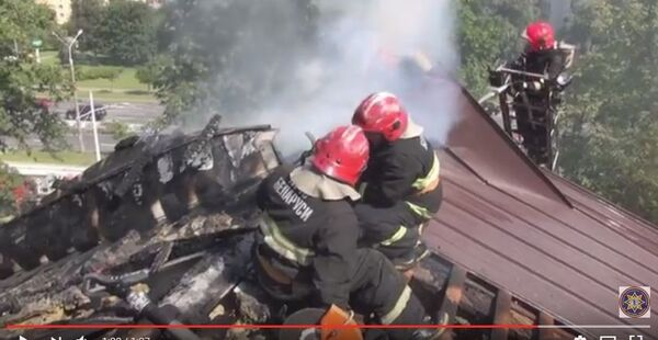 Спасатели ликвидируют пожар в здании бывшего Молодежного театра в Минске, видео - Sputnik Беларусь