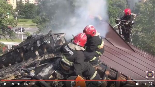 Спасатели ликвидируют пожар в здании бывшего Молодежного театра в Минске, видео - Sputnik Беларусь