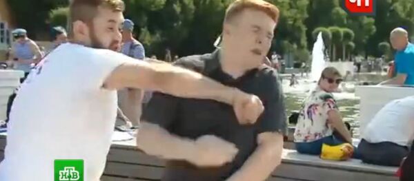 Опубликованы кадры нападения пьяного мужчины на корреспондента НТВ - Sputnik Беларусь