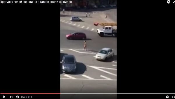Видеофакт: голая девушка прогуливалась по центру Киева - Sputnik Беларусь