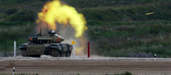 Стрельба участников танкового биатлона по мишеням - Sputnik Беларусь