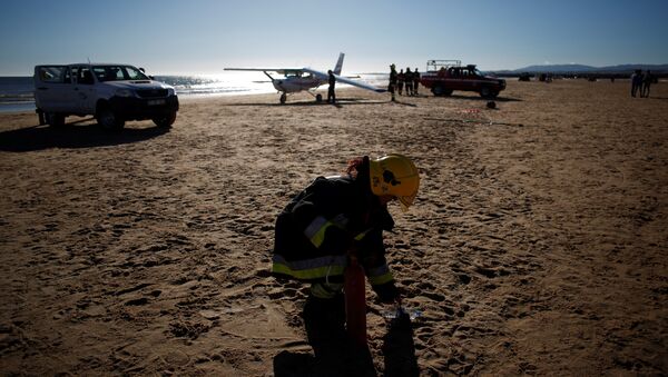 Легкий самолет аварийно сел на пляже в Португалии, погибли двое отдыхающих - Sputnik Беларусь