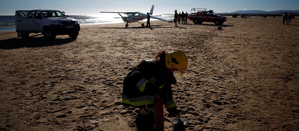 Легкий самолет аварийно сел на пляже в Португалии, погибли двое отдыхающих Легкий самолет аварийно сел на пляже в Португалии, погибли двое отдыхающих - Sputnik Беларусь