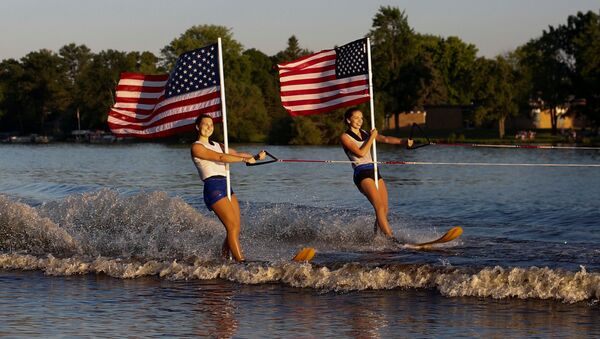 Водные лыжницы с американским флагом - Sputnik Беларусь