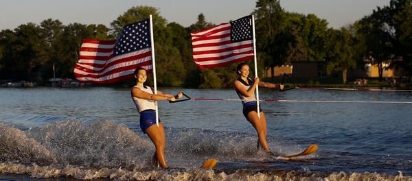Водные лыжницы с американским флагом - Sputnik Беларусь