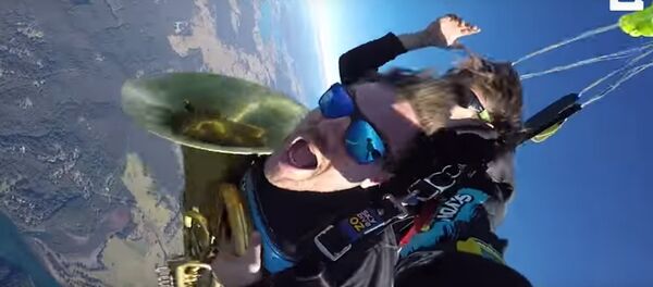 Парашютист сыграл на трубе Имперский марш во время прыжка - Sputnik Беларусь