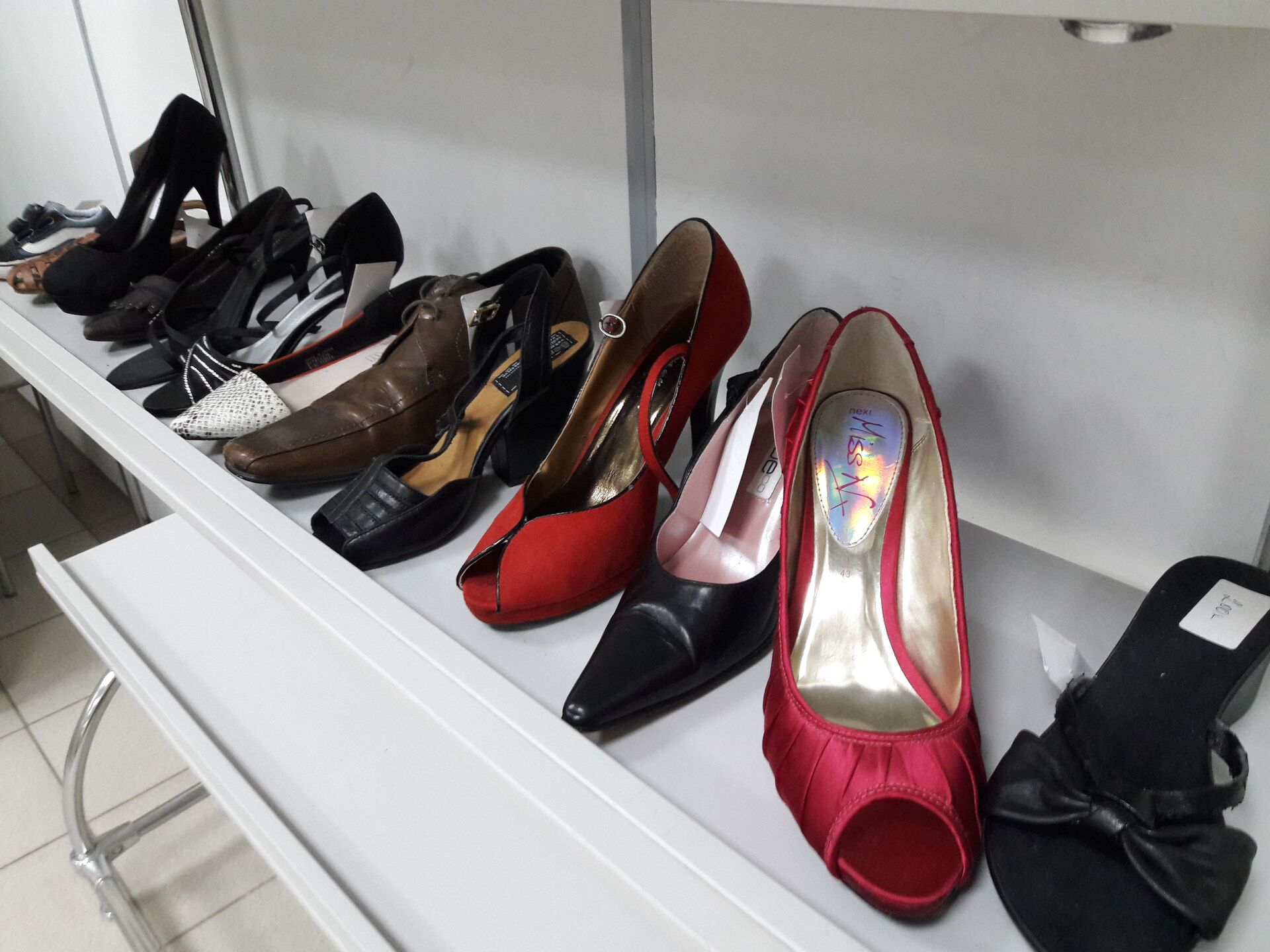 Как мастера сервиса по реставрации обуви справляются с царапинами на лакированных туфлях