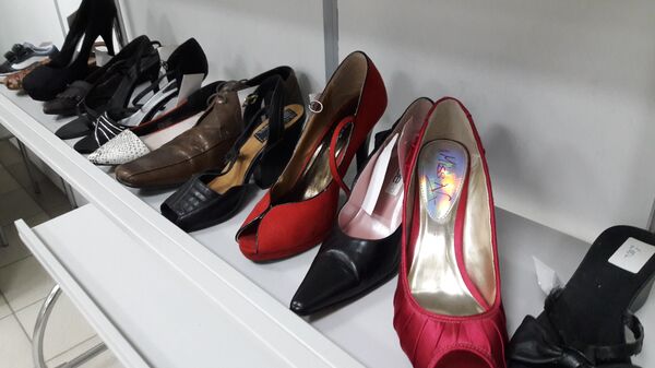 Обувь в магазинах секонд-хенд не пользуется большим спросом - Sputnik Беларусь