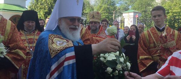 Митрополит Павел дарил прихожанам белые розы Митрополит Павел дарил прихожанам белые розы - Sputnik Беларусь
