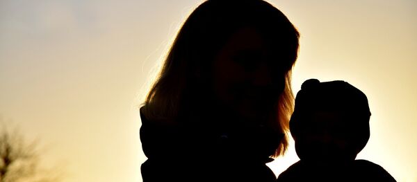 Силуэт женщины и ребенка, архивное фото - Sputnik Беларусь