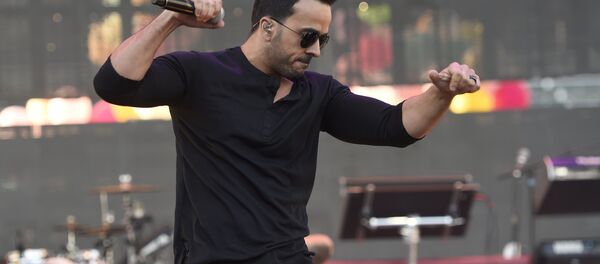 Певец Луис Фонси - Sputnik Беларусь