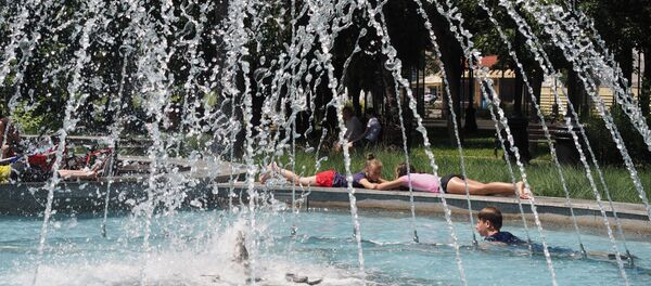 Дети отдыхают у фонтана, архивное фото - Sputnik Беларусь
