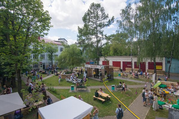 Зона фестиваля была разделена на несколько секторов – точки продаж еды, сцена, зона отдыха и столики. - Sputnik Беларусь
