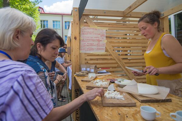 На фестивале можно было не только купить, но и предварительно попробовать фермерский козий сыр. - Sputnik Беларусь
