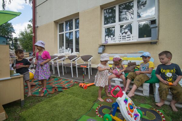 Пока родители расширяют свой гастрономический опыт, юные гости заняты игрой в детских зонах и парке активного отдыха. - Sputnik Беларусь