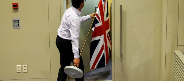 Мужчина выносит британский флаг, архивное фото - Sputnik Беларусь