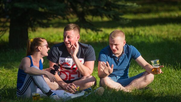 Молодежь после посещения фудкорта занимала места прямо на газоне. - Sputnik Беларусь