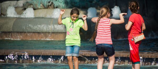 Дзеці купаюцца ў фантане Дзеці купаюцца ў фантане - Sputnik Беларусь