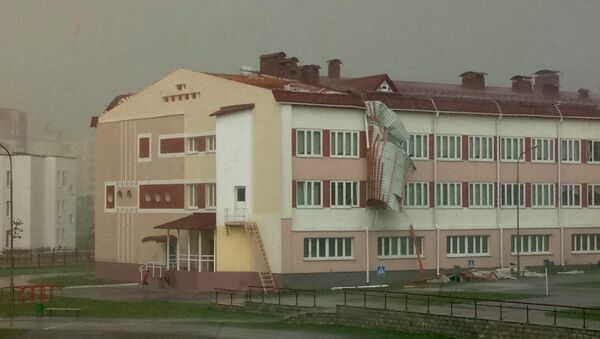 Часть крыши у здания школы №14 в Солигорске снесло ветром - Sputnik Беларусь