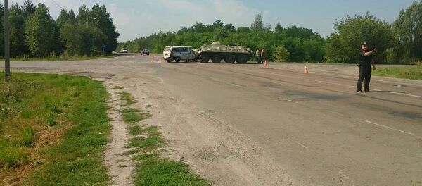 Белорус по дороге на школьный базар в украинский Ровно протаранил БТР - Sputnik Беларусь