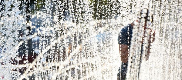 Падлетак купаецца ў фантане - Sputnik Беларусь