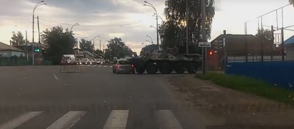 Видеорегистратор заснял наезд бронетранспортера на легковушку в России - Sputnik Беларусь