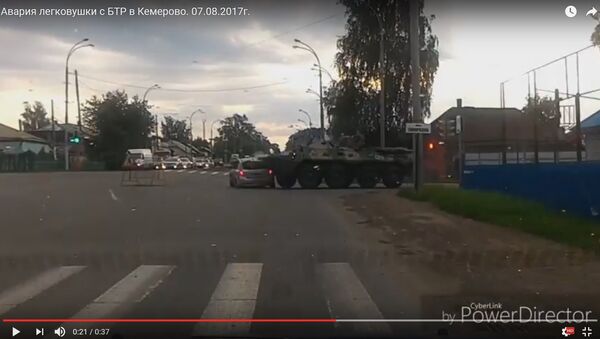 Видеорегистратор заснял наезд бронетранспортера на легковушку в России - Sputnik Беларусь