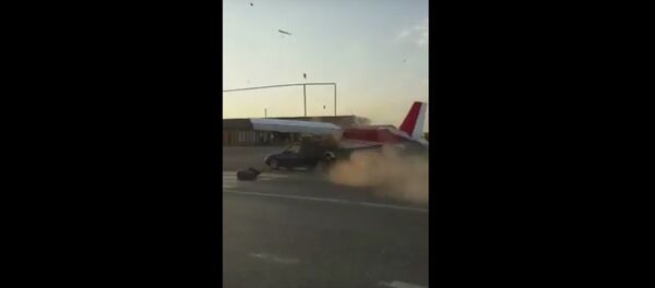 Очевидец заснял момент ДТП самолета и легковушки в Чечне - Sputnik Беларусь