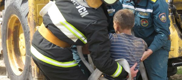 Жителя Мяделя засыпало грунтом, когда он копал траншею - Sputnik Беларусь