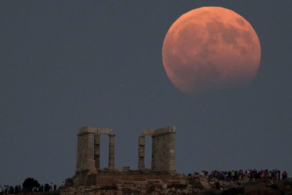 Частичное лунное затмение над храмом Посейдона в Греции - Sputnik Беларусь