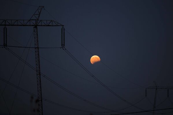 Луна в проводах линии электропередач в Липяне, Косово - Sputnik Беларусь