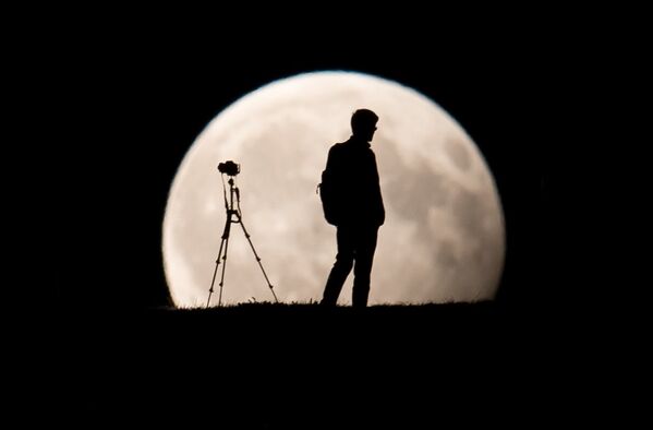 Фотограф снимает частичное лунное затмение в Мюнхене, Германия - Sputnik Беларусь