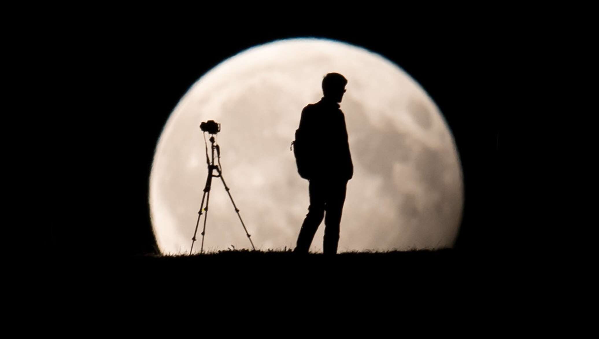 Земли следить за человеком. Затмение человек. Человек фоткает луну. Затмение разума. Человек фотографируется с луной.