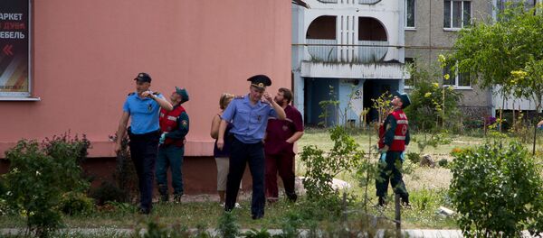 Спасатели и медики возле дома, с которого хочет спрыгнуть парень - Sputnik Беларусь