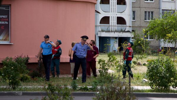 Спасатели и медики возле дома, с которого хочет спрыгнуть парень - Sputnik Беларусь