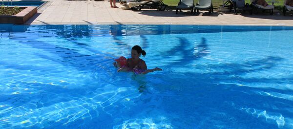 Женщина с ребенком в бассейне - Sputnik Беларусь