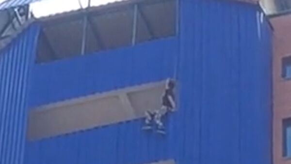 Видеофакт: парень-суицидник на балконе 16 этажа в Бресте - Sputnik Беларусь
