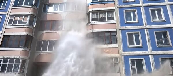 Очевидцы засняли гейзер, бивший в окна жилого дома в Малиновке - Sputnik Беларусь