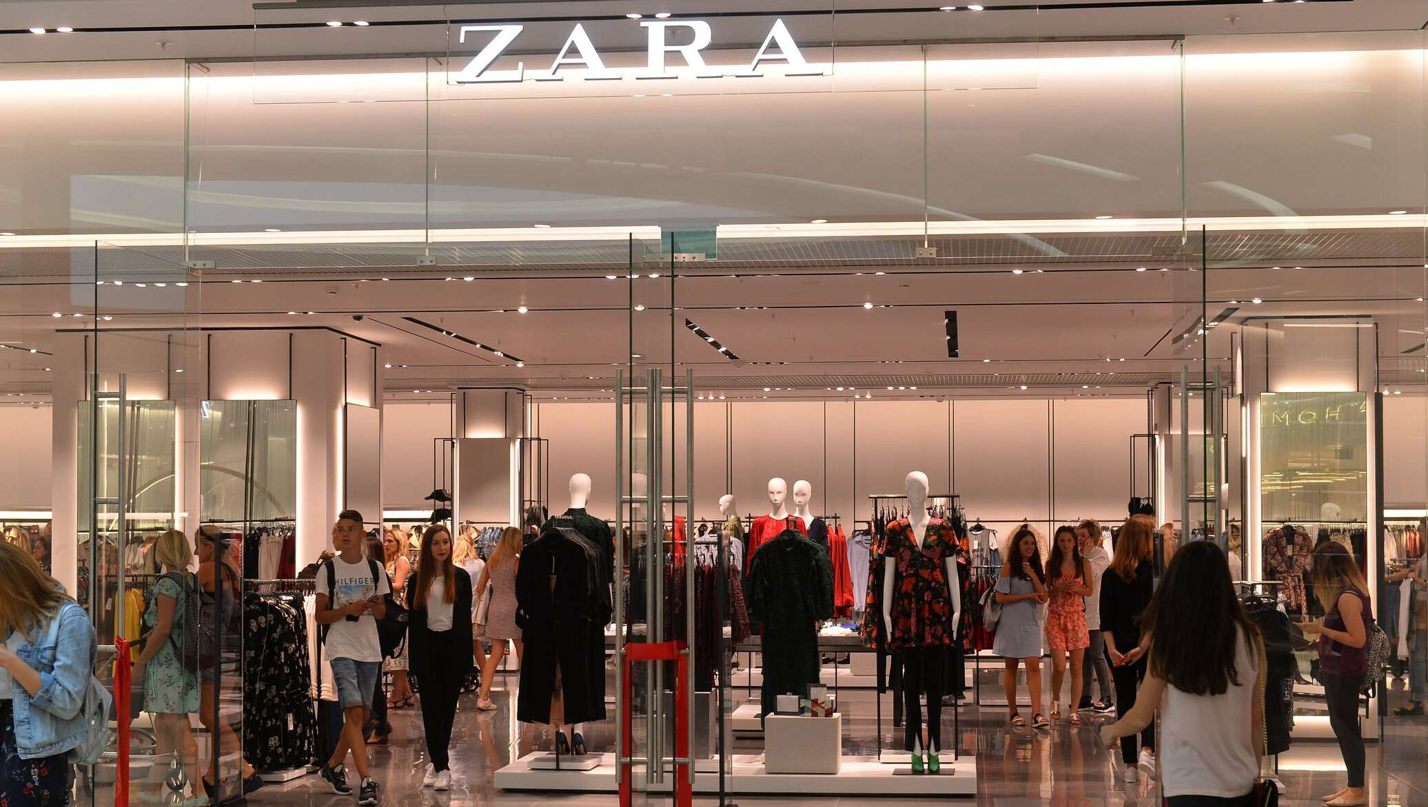 Пока у кассы Zara очереди, можно рассмотреть ассортимент Stradivarius, Pull...