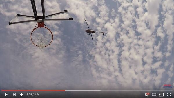 Баскетболист забросил мяч в корзину с вертолета, видео - Sputnik Беларусь