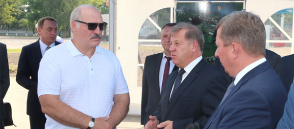 Александр Лукашенко во время рабочей поездки в  Брест 11 августа 2017 года - Sputnik Беларусь