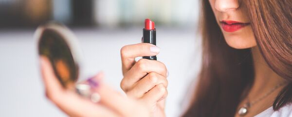 Женщина красит губы, архивное фото Женщина красит губы, архивное фото - Sputnik Беларусь