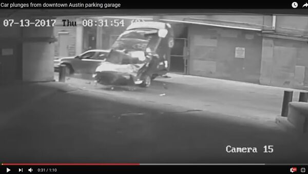 Полиция Техаса показала видео падения автомобиля с 7 этажа парковки - Sputnik Беларусь