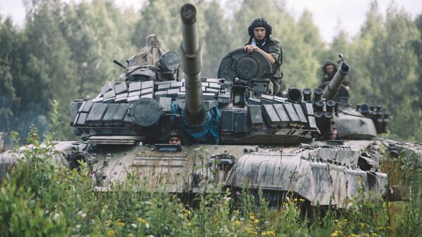Танкисты из Борисова с помощью двух танков Т-72 нарисовали логотип World of Tanks. - Sputnik Беларусь