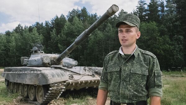 Танкисты из Борисова с помощью двух танков Т-72 нарисовали логотип World of Tanks. - Sputnik Беларусь